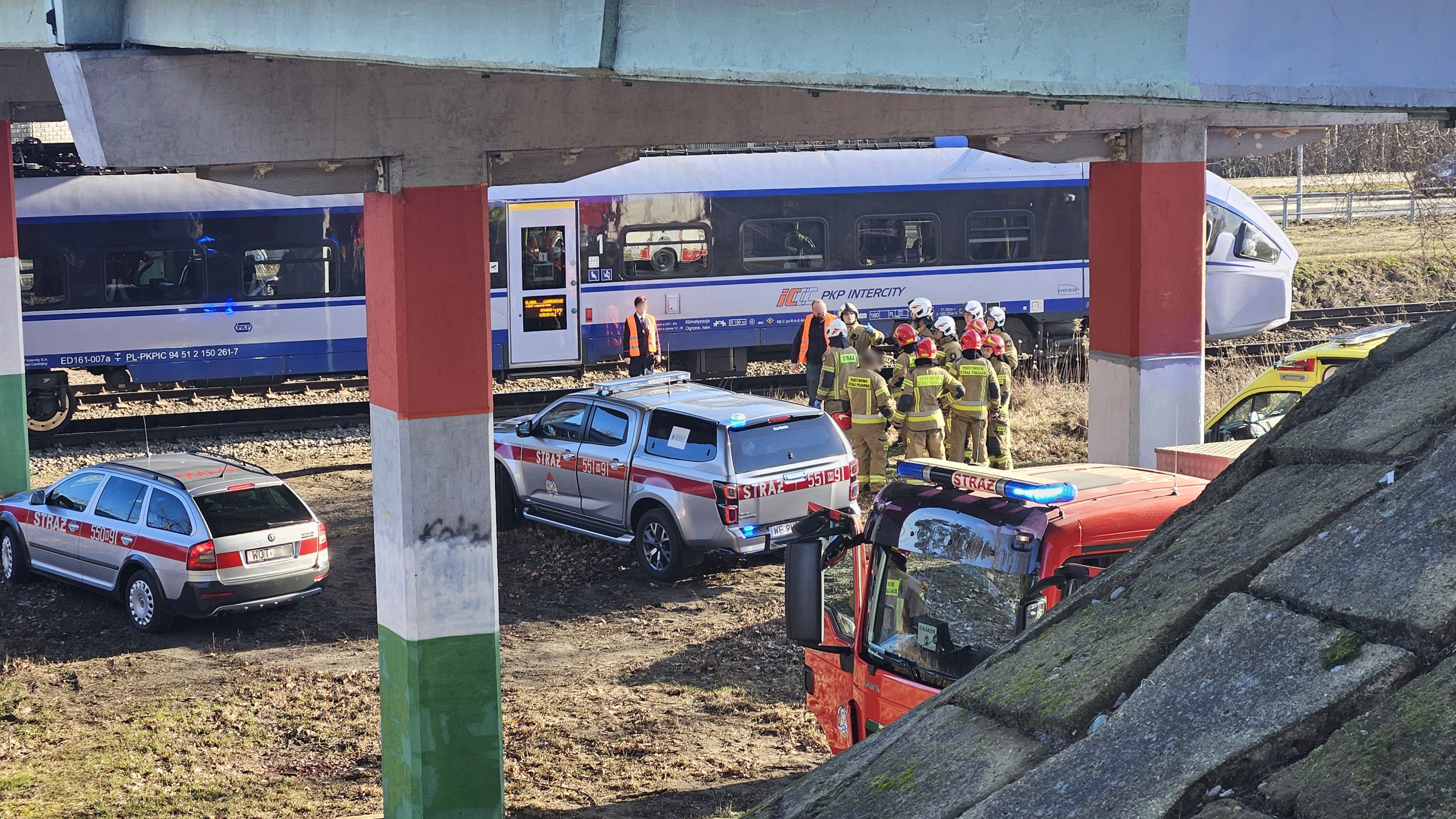 Wypadek na torowisku pod wiaduktem w Józefowie